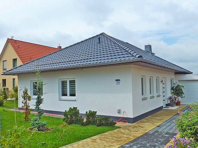 Winkelbungalow 328 von WEIOTT als massiver Bungalow mit 112 m² und Walmdach
